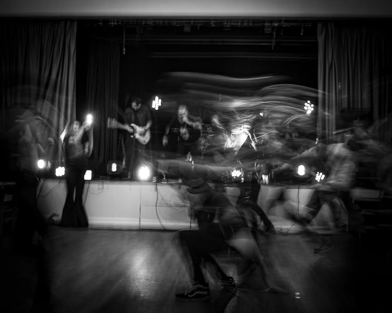 SINØPER performing together live on stage